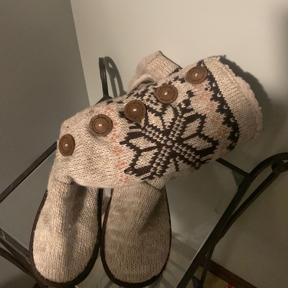 Slipper,boots,muk luk,size 6